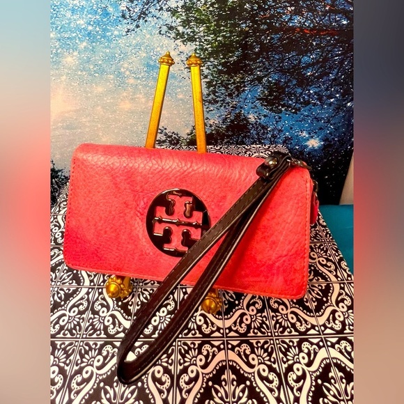 Tory Burch Pink Pebbled Leather Clutch Wallet with Logo Medallion and strap EUC - Picture 11 of 11